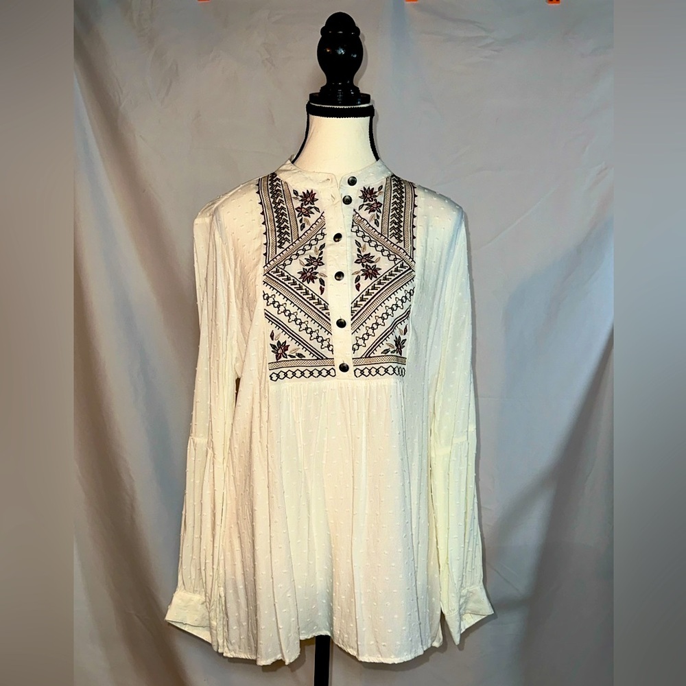 Reba • Embroidered Blouse • 1/2 buttons • 100% rayon Size M - Picture 1 of 6